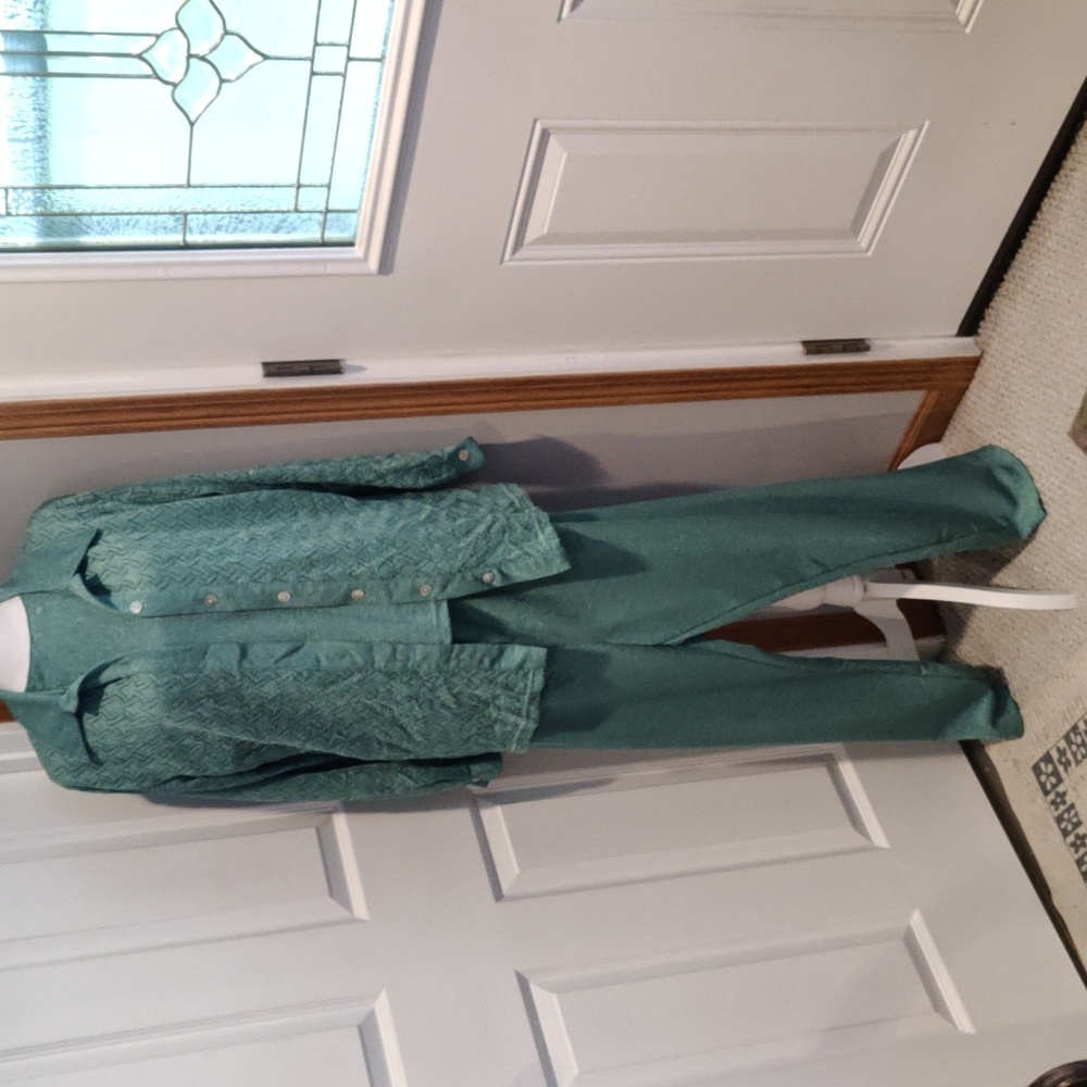 Victoria Morgan Sport 3pc matching set pants and sweater are sm and shirt is med